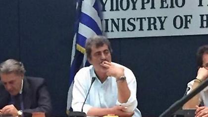 ΝΔ: Απαντά σε άρθρο του Τσίπρα με φωτογραφία του Πολάκη να καπνίζει