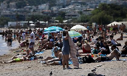 Μένουμε παραλία: Οι πολίτες άφησαν το σπίτι και εξόρμησαν στις παραλίες (pics/vid)