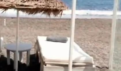 Κορωνοϊός: Έβαλαν πλεξιγκλάς σε παραλίες της Σαντορίνης (video)