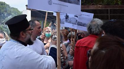 Ένταση στον Προφήτη Ηλία Ηλιούπολης - Διαδηλωτές συνεπλάκησαν με πιστούς