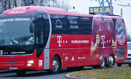 Με δύο εντυπωσιακά πούλμαν έφτασε στο ξενοδοχείο η Μπάγερν (video)