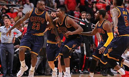 Σαν σήμερα το buzzer beater του Λεμπρόν που ξέρανε τους Μπουλς (video)