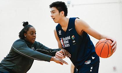 Δεν πάει στο κολέγιο αλλά σε ομάδα της G League Φιλιππινέζος «γίγαντας»