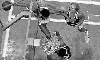 Τζούλιους Έρβινγκ: Πετώντας κάτω από το καλάθι (video)