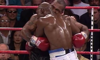 Ο Χόλιφιλντ απαντά στο τρολάρισμα και αποδεικνύει ότι έχει αυτί για να βάλει μάσκα! (video)