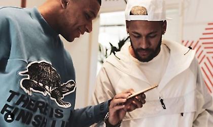 H Παρί διαψεύδει ότι θα κάνει δώρο χρυσά κινητά: «Είναι κόντρα στις αξίες μας»