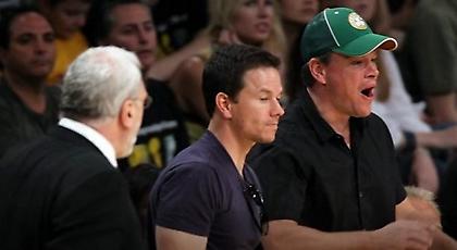 Φιλ Τζάκσον: Το βράδυ που… φώναξε στους Ματ Ντέιμον & Μαρκ Ουόλμπεργκ! (video)