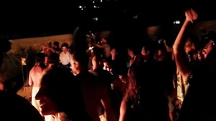 Έξαλλο Πάρτι κατά του κορωνοϊού στη Μύκονο: Φωτιές, συνωστισμός και επέμβαση των αρχών (vid)