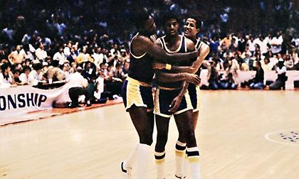 Σαν σήμερα ο Μάτζικ Τζόνσον έπαιξε σέντερ και χάρισε τον τίτλο στους Λέικερς! (video)