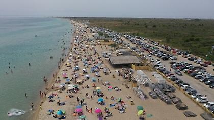 Διεθνή ΜΜΕ: Η Ελλάδα επιστρέφει στις παραλίες κρατώντας τις αποστάσεις ασφαλείας