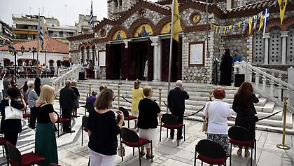 Θεία λειτουργία στην «μετά κορωνοϊού εποχή»: Ούρες, αντισηπτικά και κάρτες εισόδου (pics)