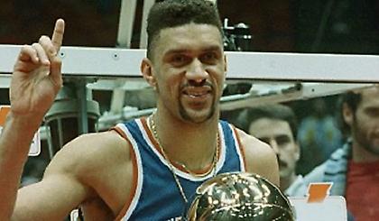 Κένι Ουόκερ: Ο παίκτης που έπαιξε 12? και δεν έκανε τίποτα! (video)