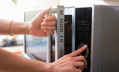 Τροφές που ζεσταίνετε στο φούρνο μικροκυμάτων αλλά δεν πρέπει!