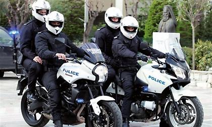 Ταυτοποιήθηκε και τέταρτο άτομο για τις αφίσες εναντίον δημοσιογράφων στον Πειραιά