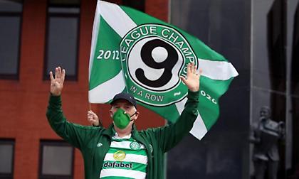 Οπαδός της Σέλτικ εισέβαλε με σημαία στο γήπεδο της Ρέιντζερς! (video)