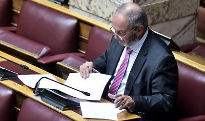 Αγνώριστος ο Κώστας Καραμανλής - Δείτε πώς πήγε στη Βουλή (pics)
