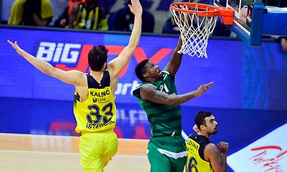 Με «πράσινους» και «ερυθρόλευκους» τα κορυφαία καρφώματα από την baseline της δεκαετίας (video)