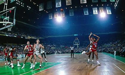 Βοστόνη, 1982: Όταν το κοινό υποστήριξε την αντίπαλη ομάδα ή αλλιώς «Beat LA!» (video)