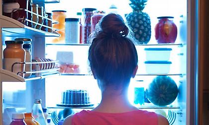 Οι τρεις λόγοι για τους οποίους είναι κακό να τρώμε μετά τις 8 το βράδυ