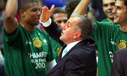 Το τάιμ-άουτ του τελικού όπου ο Ομπράντοβιτς ζήτησε τη γνώμη των παικτών του Παναθηναϊκού