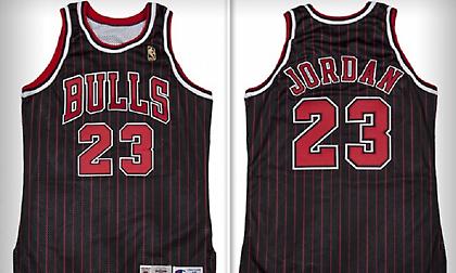 Πουλήθηκε κοντά στα 300.000 δολάρια η φανέλα και το σορτς που φόρεσε ο Τζόρνταν το ’97!