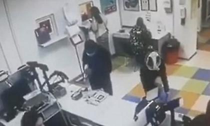 Ουκρανή έβγαλε το εσώρουχό της στο ταχυδρομείο και το έκανε… μάσκα (video)