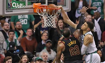 Όταν ο ρούκι Τέιτουμ έκανε… πόστερ τον Λεμπρόν! (video)