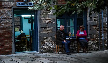 Μειώνεται στο 13% το ΦΠΑ στην εστίαση - Τι προβλέπει η τροπολογία