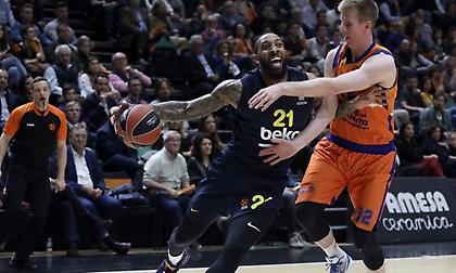 Πάει… ολοταχώς για Ντέρικ Γουίλιαμς η Αρμάνι