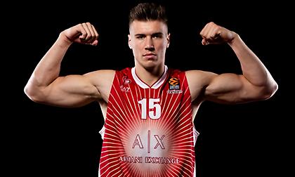 Ανανέωσε με Αρμάνι ο Ταρζέφσκι