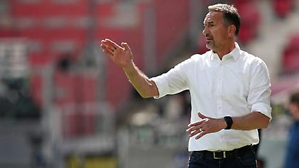 Έφαγε... πινακίδα στο κεφάλι ο προπονητής της Μάιντς (video)