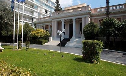 Μέλη του «Ρουβίκωνα» έριξαν τρικάκια έξω από το Μέγαρο Μαξίμου