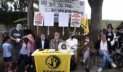 Συγκέντρωση έξω από τη δομή του Ελαιώνα