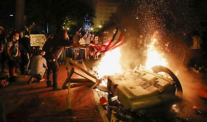 Χάος στις ΗΠΑ: Βία και δακρυγόνα στο Λευκό Οίκο - Φυγάδευσαν τον Τραμπ
