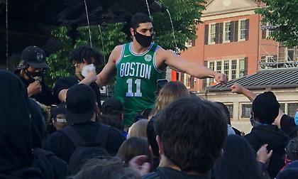 Ο Καντέρ στις διαδηλώσεις της Βοστώνης: «Είμαι στη σωστή πλευρά της ιστορίας» (video)