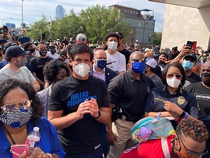 Ο Κιούμπαν μαζί με παίκτες των Μάβερικς σε πορεία στο Ντάλας (pics)