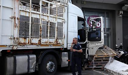 Κατέληξε ο οδηγός του φορτηγού που έπεσε σε κατάστημα στην Πειραιώς
