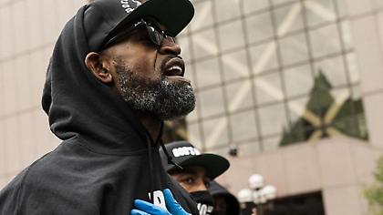 Ο Στίβεν Τζάκσον ανέλαβε να μεγαλώσει την κόρη του Φλόιντ