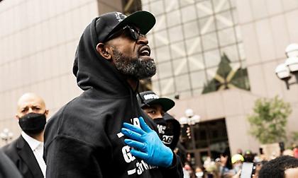 «Θέλω 30 λεπτά  με τους αστυνομικούς που σκότωσαν τον Φλόιντ» (video)