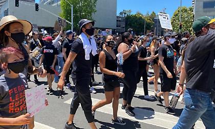 Κάρι και Τόμπσον σε διαδήλωση κατά του ρατσισμού (video/pics)