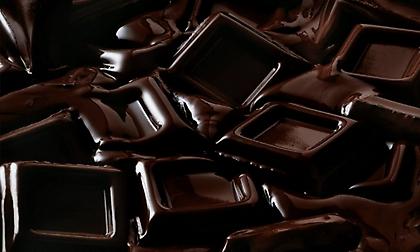 Γιατί η δυσκολία να χωνέψουμε τη μαύρη σοκολάτα μας κάνει καλό;