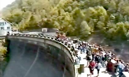 Όλοι θέλουν να δουν το απόκοσμο θέαμα: Το χωριό-φάντασμα που εμφανίζεται κάθε 10 χρόνια