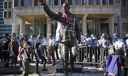 Φιλαδέλφεια: Αφαίρεσαν το άγαλμα του Frank Rizzo, πρώην αρχηγού αστυνομίας και ρατσιστή δημάρχου