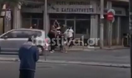 Βίντεο από επίθεση σε άνδρα στη Θεσσαλονίκη - Τον χτυπούν με ραβδιά στο δρόμο