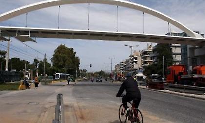 Άλιμος: Ολοκληρώθηκε η τοποθέτηση της πεζογέφυρας στην Ποσειδώνος (pics/vid)