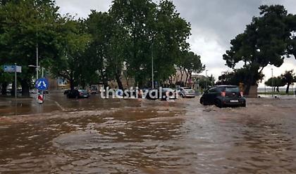 «Άνοιξαν οι ουρανοί στη Θεσσαλονίκη»: Πλημμυρισμένοι δρόμοι και υπόγεια από την βροχή