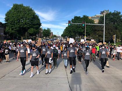 Σε διαδήλωση στο Μιλγουόκι η οικογένεια Αντετοκούνμπο-Το μήνυμα του Γιάννη (video/pics)