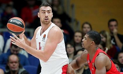 Νίκολα Μιλουτίνοφ: Απολαμβάνει την Ελλάδα και τα νησιά (photos)