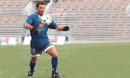 Retro κουίζ: Μπορείς να αναγνωρίσεις το θρυλικό δεκάρι της φωτογραφίας;