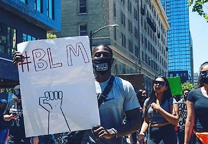 Σε πορεία κατά του ρατσισμού και ο Τσέρι (pic)